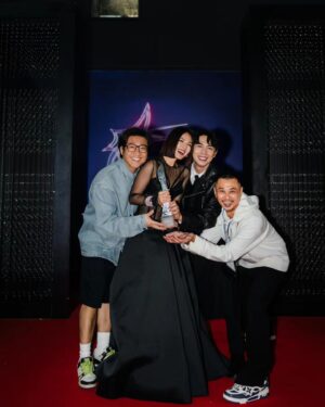 Somaline Ang Instagram - What a night!!!! I'm so happy!!!!🌟
Star Awards 2024 🥹❤️‍🔥
Thank you @dneo @authentic.living @huangxueling for loving me❤️❤️❤️❤️ 
Thank you @honglingfc , 辛苦了！
Thank you my team for making me so beautiful 😍
Style by @samonggg in @versace @bulgari 
Hair by @calvingan26 
Nails by @nailsfifthavenue
Picture by @yukee.o @yukeeong.official
Makeup by @shaunleelee 

#StarAwards2024
