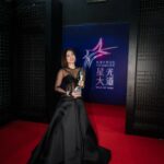 Somaline Ang Instagram - What a night!!!! I'm so happy!!!!🌟 Star Awards 2024 🥹❤️‍🔥 Thank you @dneo @authentic.living @huangxueling for loving me❤️❤️❤️❤️ Thank you @honglingfc , 辛苦了！ Thank you my team for making me so beautiful 😍 Style by @samonggg in @versace @bulgari Hair by @calvingan26 Nails by @nailsfifthavenue Picture by @yukee.o @yukeeong.official Makeup by @shaunleelee #StarAwards2024
