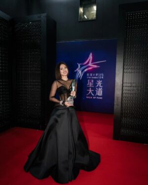 Somaline Ang Instagram - What a night!!!! I'm so happy!!!!🌟
Star Awards 2024 🥹❤️‍🔥
Thank you @dneo @authentic.living @huangxueling for loving me❤️❤️❤️❤️ 
Thank you @honglingfc , 辛苦了！
Thank you my team for making me so beautiful 😍
Style by @samonggg in @versace @bulgari 
Hair by @calvingan26 
Nails by @nailsfifthavenue
Picture by @yukee.o @yukeeong.official
Makeup by @shaunleelee 

#StarAwards2024