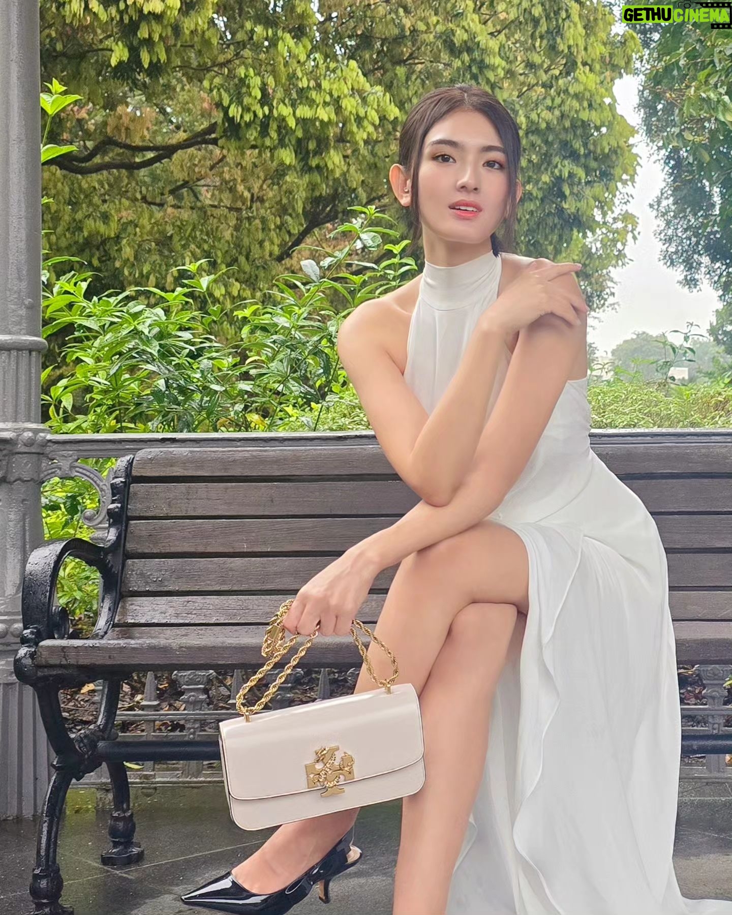 Somaline Ang Instagram - I always love the small details! Look at the double T logo adorned with a dragon in pavé crystals. 💛 Celebrate the Year of the Dragon in graceful style with the latest @toryburch 🐉🧧 #ToryBurchResort24 #ToryBurchSingapore