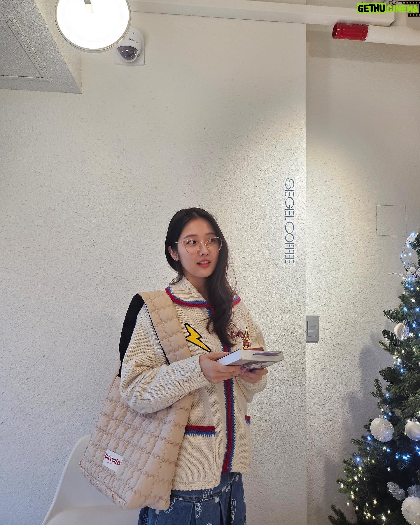 Son Ji-hyun Instagram - 빅백이 좋아… 🧚🏻♀️💞 일단 크고 가벼운게 최고
