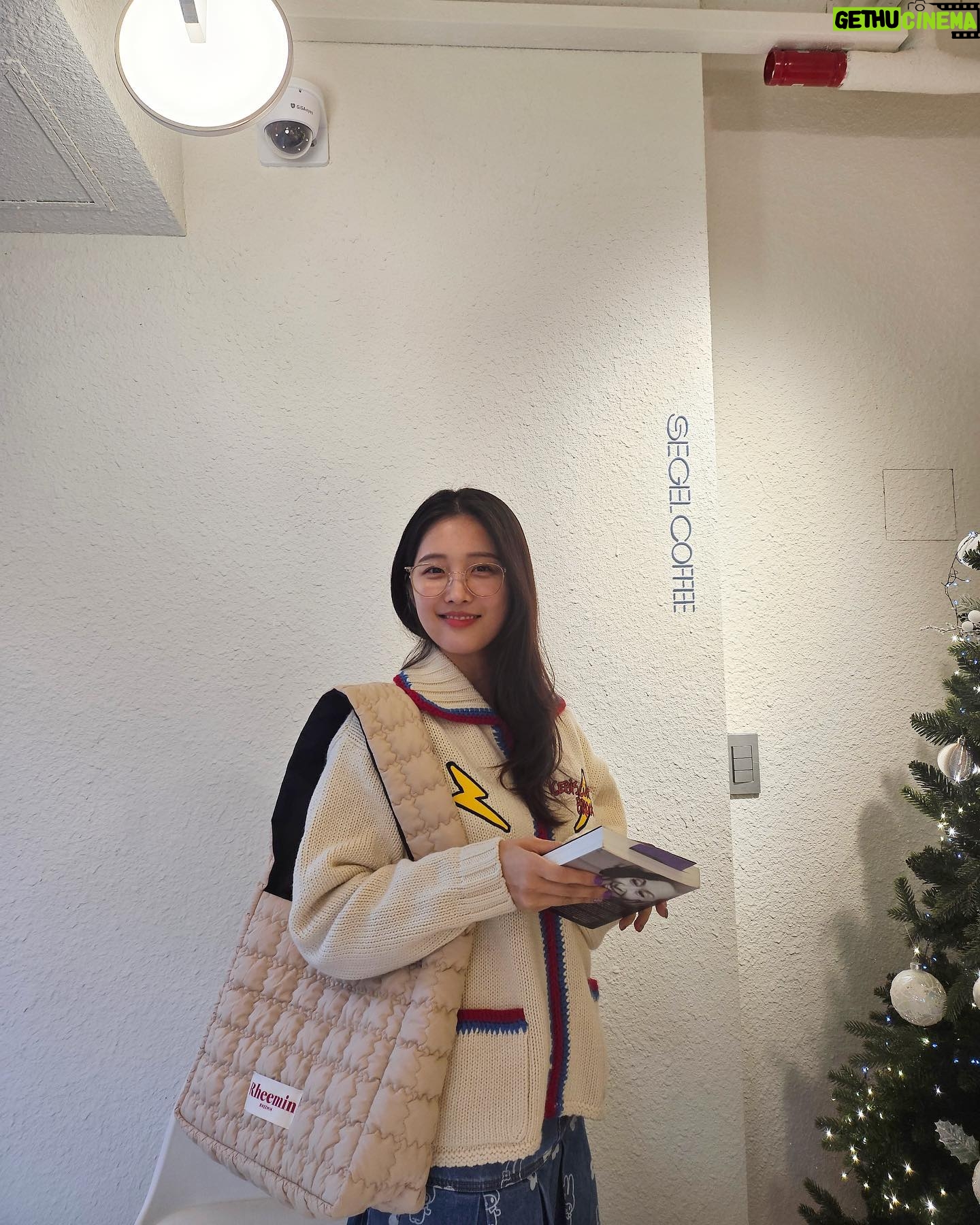 Son Ji-hyun Instagram - 빅백이 좋아… 🧚🏻♀️💞 일단 크고 가벼운게 최고