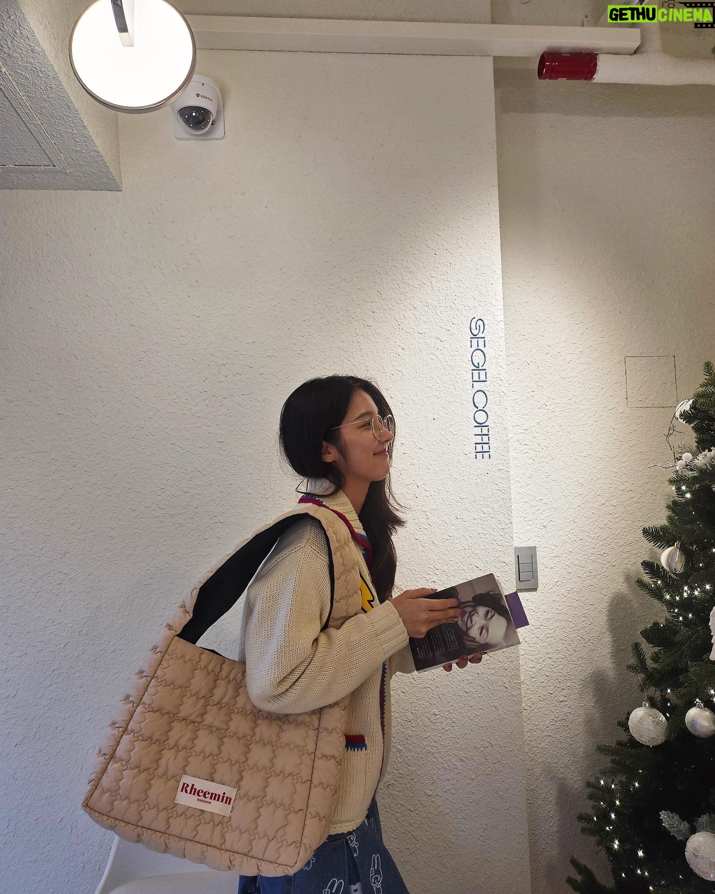 Son Ji-hyun Instagram - 빅백이 좋아… 🧚🏻♀️💞 일단 크고 가벼운게 최고