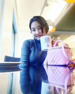 Son Ji-hyun Instagram - 시간이 지나면서 좋은점은
나에대해 조금씩 더 알게 된다는것.....

.
.

💓