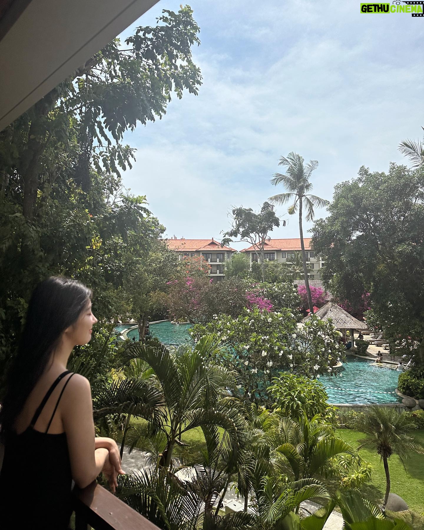 Son Ji-hyun Instagram - 처음으로 온 발리 🍒🌿🌱🪴🎍🌴 많은 사람들이 발리발리 하는이유를 알겠어요… 여행의 맛을 알아가는중 :) 아늑한 호텔에서 시간 힐링 포인트 :) #bali #novotel #nusadua #novotelbalinusadua #liveinbali #발리여행 #발리