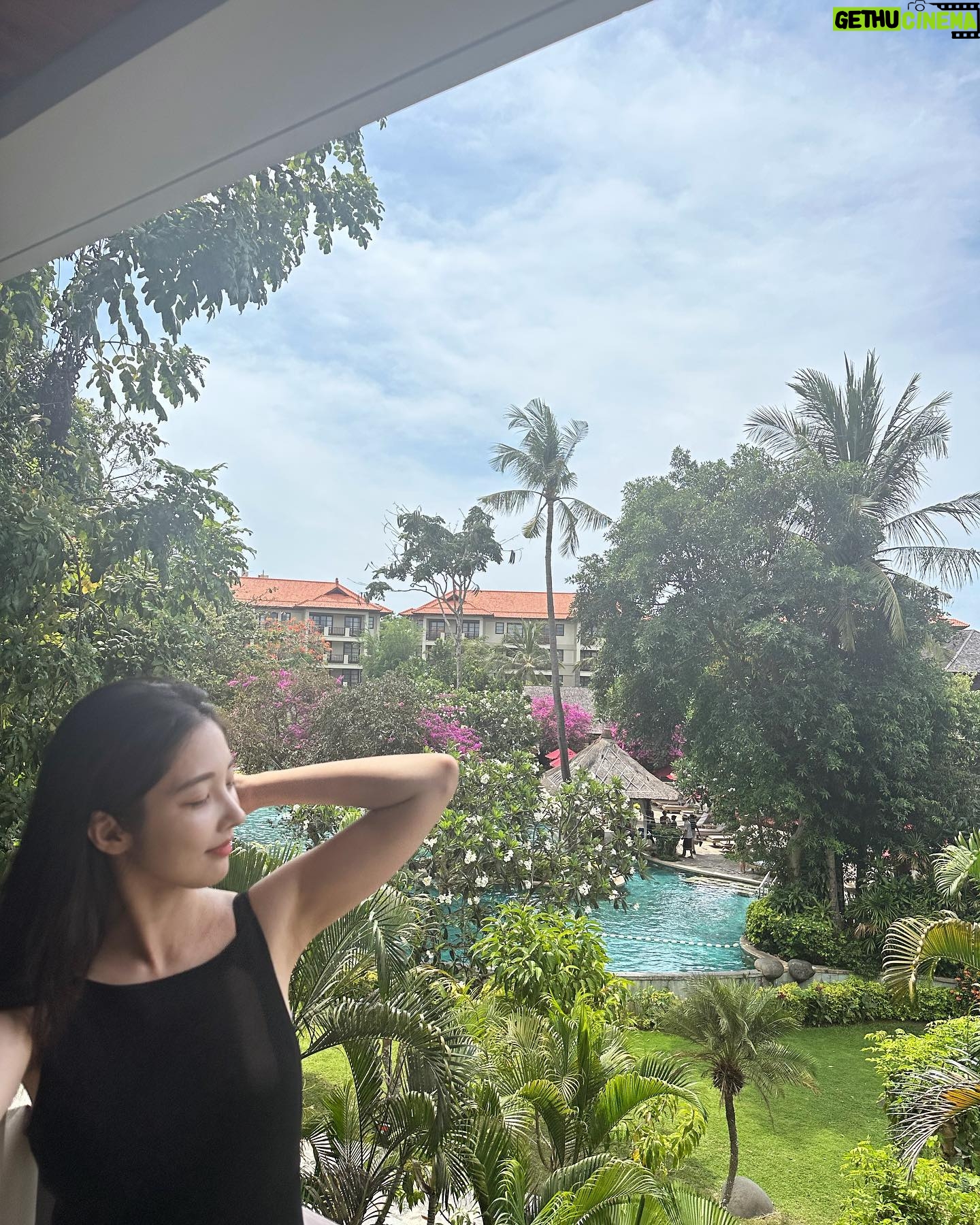 Son Ji-hyun Instagram - 처음으로 온 발리 🍒🌿🌱🪴🎍🌴 많은 사람들이 발리발리 하는이유를 알겠어요… 여행의 맛을 알아가는중 :) 아늑한 호텔에서 시간 힐링 포인트 :) #bali #novotel #nusadua #novotelbalinusadua #liveinbali #발리여행 #발리