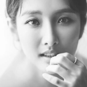 Son Ji-hyun Instagram - 전에 찍었던 
웨딩 스튜디오 샘플사진.
.
.

시간은 참 빠르다
.
.

사진 이쁘게 찍어주신 
😀

@piona_st