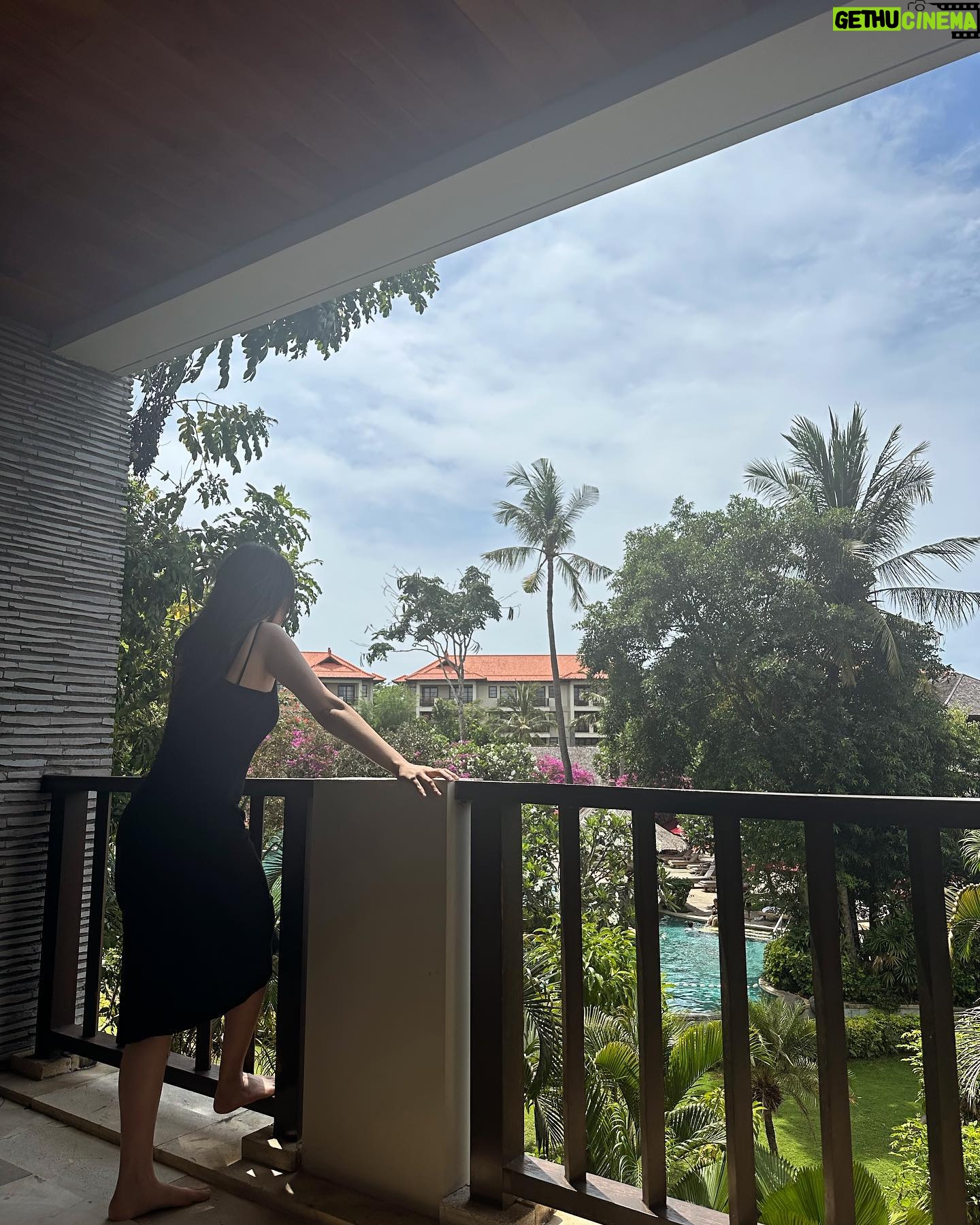 Son Ji-hyun Instagram - 처음으로 온 발리 🍒🌿🌱🪴🎍🌴 많은 사람들이 발리발리 하는이유를 알겠어요… 여행의 맛을 알아가는중 :) 아늑한 호텔에서 시간 힐링 포인트 :) #bali #novotel #nusadua #novotelbalinusadua #liveinbali #발리여행 #발리