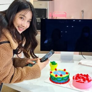 Son Ji-hyun Instagram - 그림같던 케익 .. 🖼
감동했던 날 🎂💗
디자인이 넘 이뻐서
눈으로 아주 한가득  먹었다는!!
놀랍게도
그림아니고 진짜 먹는 케익임..

.
.
예쁜 dress 👗 맛집
대표님은 

@deibe_seoul_record
#내미소찐행복
#바라만봐도행복