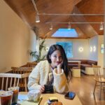 Son Ji-hyun Instagram – 계란빵같은 옷이랑 계란빵 🥐🥯🍳🥚🧇🤲🏻🤲🏻💕