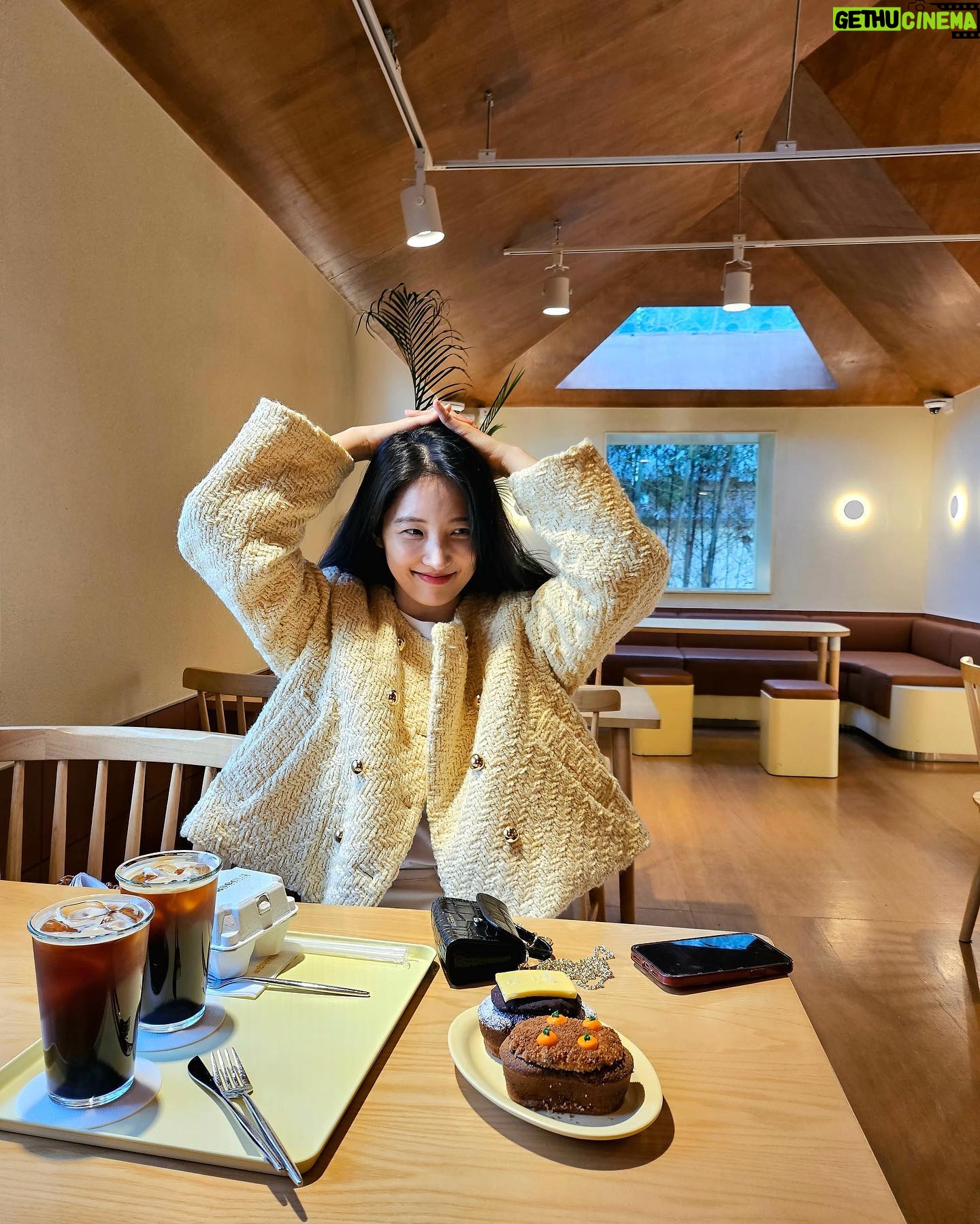 Son Ji-hyun Instagram - 계란빵같은 옷이랑 계란빵 🥐🥯🍳🥚🧇🤲🏻🤲🏻💕