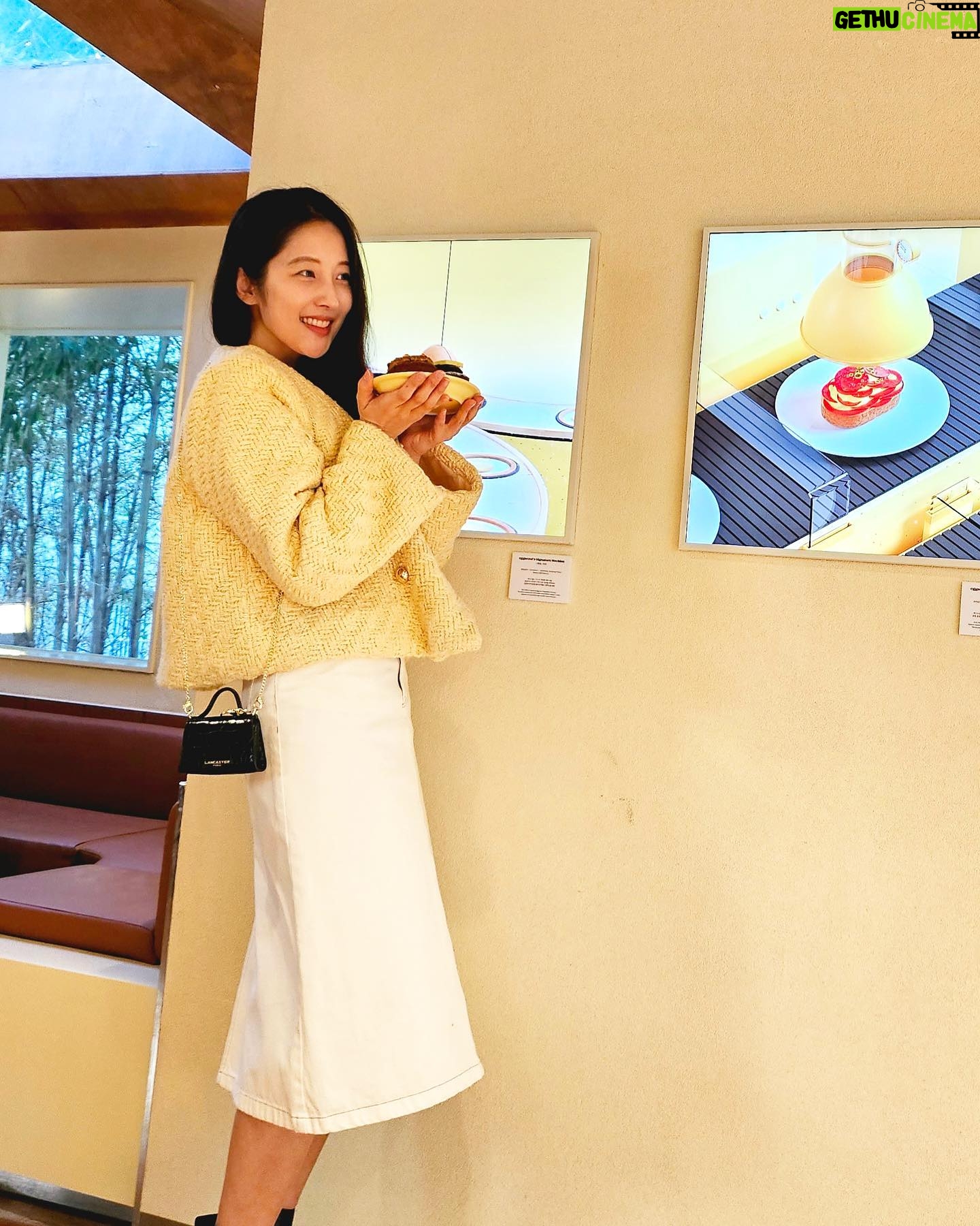Son Ji-hyun Instagram - 계란빵같은 옷이랑 계란빵 🥐🥯🍳🥚🧇🤲🏻🤲🏻💕