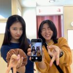 Son Ji-hyun Instagram – 이렇게 사진찍는걸 해보다니. 😂😬🥳🫣❤️. 지난일들이 주마등 처럼 스쳐가고. 위로를 받고. 떠올릴수 있고 웃을수 있는 이 모든 순간이 그저 감사 . @kkwonsso_94 💙💛