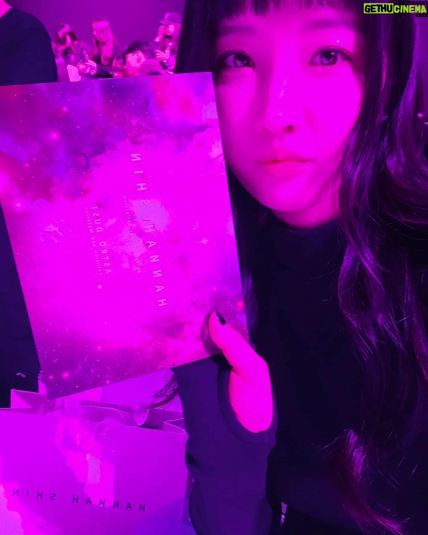 Son Ji-hyun Instagram - @hannahshin.official #패션위크 #한나신