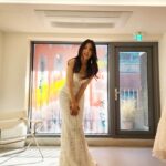 Son Ji-hyun Instagram - 드레스 피팅때.. 열심히 사진찍어주신 회사 식구분들 👍 💕 . @urbanworks.official @deibe_seoul_record
