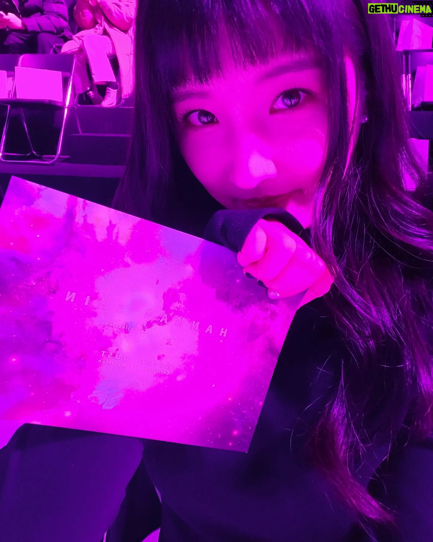 Son Ji-hyun Instagram - @hannahshin.official #패션위크 #한나신