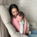 Son Ji-hyun Instagram - 처음 안어보는 친구 의 아이.. 너무너무 예쁘고 귀하다..♡ 무럭무럭 자라나자 .. 💗 #대리만족하는중 #참작고소중하다 #축복해요 #우리나라의멋진청년이되어랏