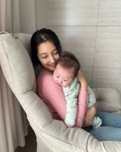 Son Ji-hyun Instagram - 처음 안어보는 친구 의 아이.. 너무너무 예쁘고 귀하다..♡ 무럭무럭 자라나자 .. 💗 #대리만족하는중 #참작고소중하다 #축복해요 #우리나라의멋진청년이되어랏