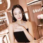 Son Yeon-jae Instagram - #광고 @graff 제가 개인적으로 정말 좋아하고 전세계적으로 뛰어난 주얼리 하우스인 그라프와 이번에도 함께했습니다! 브랜드 스토리와 장인정신이 깃든 그라프 팝업 살롱, 10월 1일부터 11월 30일까지 롯데백화점 잠실점 에비뉴얼 1층 팝업 살롱에서 만나보실 수 있어요! 제가 착용했던 틸다의 보우 컬렉션과 아이콘 컬렉션 솔리테어 링은 정말 착용하는 순간 우아해지고 클래식한 매력이 생기는듯한 기분이 들었어요! 너무 행복✨ 웨딩, 커플링뿐아니라 일상 데일리까지 착용 가능한 하이주얼리와 주얼리 컬렉션 이번 팝업 때 꼭 확인해보세요! #그라프 #GRAFF #GraffDiamonds #GRAFFKorea #GraffTildasBow #틸다의보우컬렉션 #GraffBridal #브라이덜컬렉션