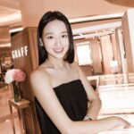 Son Yeon-jae Instagram - #광고 @graff 제가 개인적으로 정말 좋아하고 전세계적으로 뛰어난 주얼리 하우스인 그라프와 이번에도 함께했습니다! 브랜드 스토리와 장인정신이 깃든 그라프 팝업 살롱, 10월 1일부터 11월 30일까지 롯데백화점 잠실점 에비뉴얼 1층 팝업 살롱에서 만나보실 수 있어요! 제가 착용했던 틸다의 보우 컬렉션과 아이콘 컬렉션 솔리테어 링은 정말 착용하는 순간 우아해지고 클래식한 매력이 생기는듯한 기분이 들었어요! 너무 행복✨ 웨딩, 커플링뿐아니라 일상 데일리까지 착용 가능한 하이주얼리와 주얼리 컬렉션 이번 팝업 때 꼭 확인해보세요! #그라프 #GRAFF #GraffDiamonds #GRAFFKorea #GraffTildasBow #틸다의보우컬렉션 #GraffBridal #브라이덜컬렉션