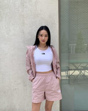 Son Yeon-jae Instagram - @thenorthface_kr #광고

조금씩 더워지는 날씨에 아웃도어는 물론 일상생활에도 착용가능한 #데이테크자켓 ☀️
아가랑도 빨리 산책하고싶다🥹🤍👶🏻

#노스페이스#데이테크시리즈#냉감셋업#경량자켓