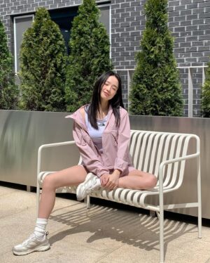 Son Yeon-jae Instagram - @thenorthface_kr #광고

조금씩 더워지는 날씨에 아웃도어는 물론 일상생활에도 착용가능한 #데이테크자켓 ☀️
아가랑도 빨리 산책하고싶다🥹🤍👶🏻

#노스페이스#데이테크시리즈#냉감셋업#경량자켓