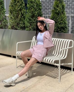 Son Yeon-jae Instagram - @thenorthface_kr #광고

조금씩 더워지는 날씨에 아웃도어는 물론 일상생활에도 착용가능한 #데이테크자켓 ☀️
아가랑도 빨리 산책하고싶다🥹🤍👶🏻

#노스페이스#데이테크시리즈#냉감셋업#경량자켓