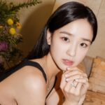 Son Yeon-jae Instagram – #광고 @graff 

전 세계적으로 뛰어난 주얼리 하우스인 그라프, 웨딩부터 일상까지 착용한 주얼리 컬렉션을 만나보았습니다✨

제가 착용한 컬렉션은 버터플라이 파베 인데요. 고급스럽고 착용하는순간 클래식 해지는 그라프 주얼리에 반해버렸어요🤍

기념일 주얼리 기프트로 받으면 정말 행복할 것 같네요🫢🤍

#그라프#GRAFF#GraffDiamonds#GRAFFKorea#GRAFFButterfly#버터플라이컬렉션