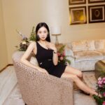 Son Yeon-jae Instagram - #광고 @graff 전 세계적으로 뛰어난 주얼리 하우스인 그라프, 웨딩부터 일상까지 착용한 주얼리 컬렉션을 만나보았습니다✨ 제가 착용한 컬렉션은 버터플라이 파베 인데요. 고급스럽고 착용하는순간 클래식 해지는 그라프 주얼리에 반해버렸어요🤍 기념일 주얼리 기프트로 받으면 정말 행복할 것 같네요🫢🤍 #그라프#GRAFF#GraffDiamonds#GRAFFKorea#GRAFFButterfly#버터플라이컬렉션