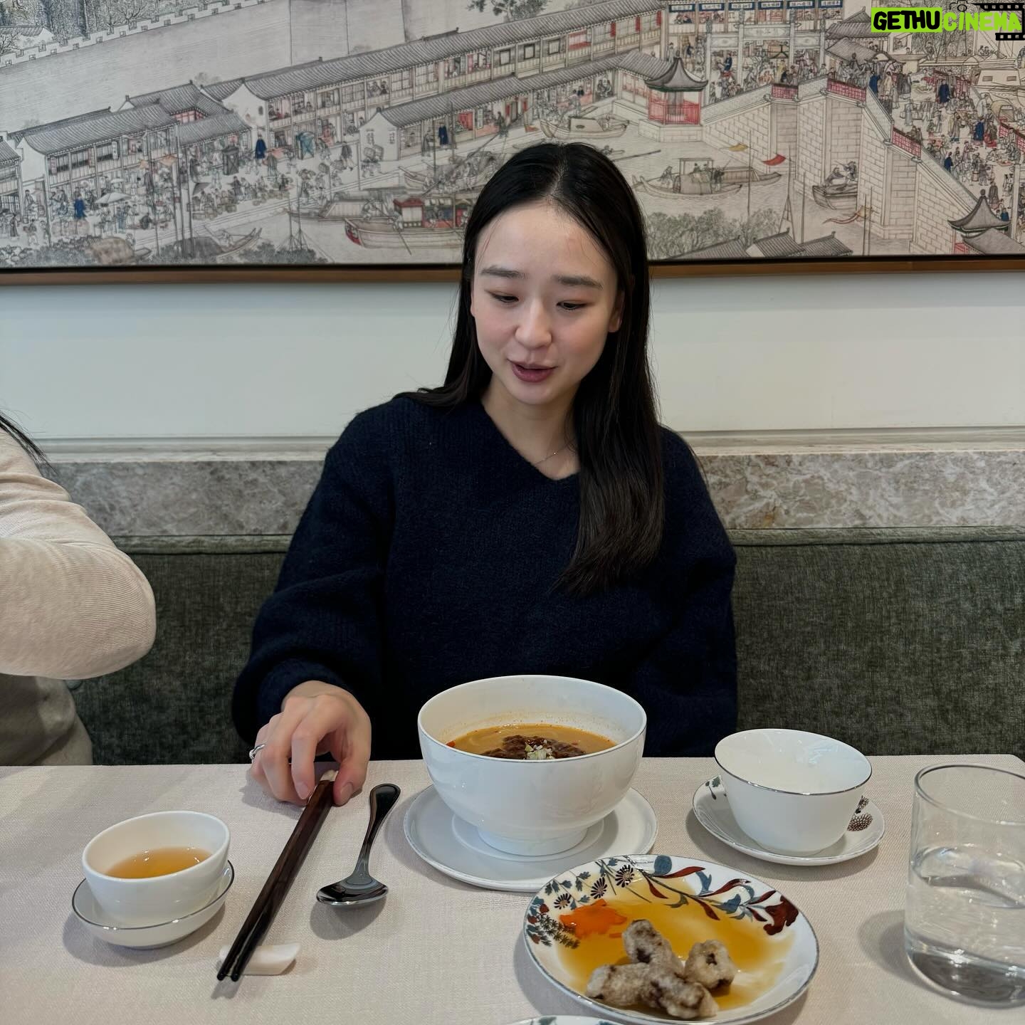 Son Yeon-jae Instagram - 53일만에 첫 점심 외출🌸…. 제일 좋아하는 식당에서 좋아하는 언니들이랑🤍