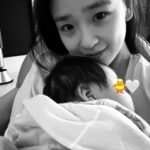 Son Yeon-jae Instagram - 아가와 함께한 50일✨ 분명 겨울이었는데 봄이 되어버렸다🤣🌸 1.아가랑 예쁜 사진 많이찍어야지했지만 .. 불가능🤪 2.뒷태 귀여워….. 3.평생 보고싶은 우리 아가 손 4.너무 못자서 반쯤 제정신아닌 나와 강아지🐶 5.침대는 왜샀는지 모르겠고… 🤣 6.손바닥만한 가디건 득템🤍 육아하시는 모든 엄마들 정말 존경해요😭 그리고 우리엄마 대단해…🫠