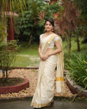 Sona Olickal Instagram - Onam 2023 🌼
May your heart be full of love, and tummy full of sadhya 🤗

Shot by: @portraits_by_shone 
stayed by: @amritha_lakshmi___ 
MUA: @sreegeshvasan_makeupartist
Jewellery: @canisaperidot
