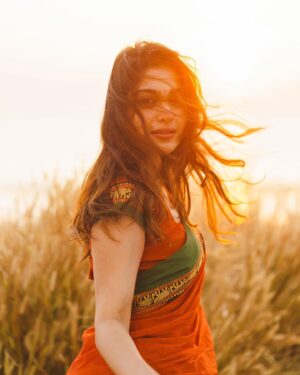 Sona Olickal Instagram - Golden hour ✨

Shot by: @portraits_by_shone 
Wearing: @pranatistyles
& special mention to @amritha_lakshmi___  for helping me pick this gorgeous saree ✨