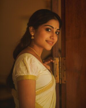 Sona Olickal Instagram - ദേവി ✨

Concept & Styling :  @amritha_lakshmi___  @styledby_al_ 
Photography : @portraits_by_shone
Mua : @sreegeshvasan_makeupartist
Saree :  @kathirlooms
Blouse : @ardent_vogue 
Jewellery :  @alameen_fashion_jewels