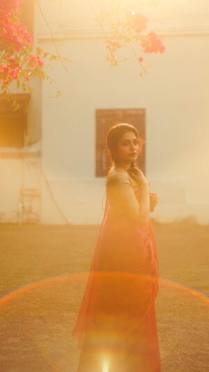 Sona Olickal Instagram - Coincidentally finding a spot with flowers that match your saree is indeed happiness 🌺

Shot by: @portraits_by_shone 
Wearing: @chidiyaaonline 
Styled by: @styledby_mk_ 
MUA: @_sapnas_makeover 
Jewellery: @adorebypriyanka
Blouse: @anu.scaria.couture