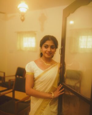 Sona Olickal Instagram - With love, Devi.🪞 

… tell me which pic you liked the most 🤗

Concept & Styling :  @amritha_lakshmi___  @styledby_al_ 
Photography : @portraits_by_shone
Mua : @sreegeshvasan_makeupartist
Saree :  @kathirlooms
Blouse : @ardent_vogue 
Jewellery :  @alameen_fashion_jewels