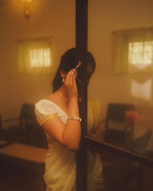 Sona Olickal Instagram - With love, Devi.🪞 

… tell me which pic you liked the most 🤗

Concept & Styling :  @amritha_lakshmi___  @styledby_al_ 
Photography : @portraits_by_shone
Mua : @sreegeshvasan_makeupartist
Saree :  @kathirlooms
Blouse : @ardent_vogue 
Jewellery :  @alameen_fashion_jewels