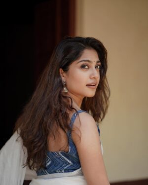 Sona Olickal Instagram - 🦢🌿

Photography: @shone_sibi @shots_by_shone 

Location: @kavungal_tharavad