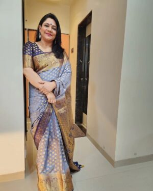 Sonali Pandit Naik Instagram - Trying to pose for a photo..... still not friendly with camera. 🤦‍♀️🤷‍♀️. How ironic. 🤔