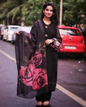 Sonam Lamba Instagram - Got this beautiful dress from @wani_closet__ Check out the page to choose for yourself. 😊