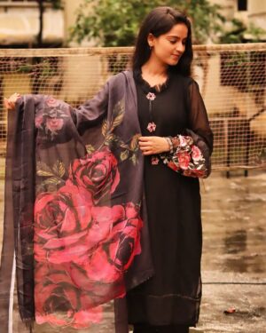 Sonam Lamba Instagram - Got this beautiful dress from @wani_closet__ Check out the page to choose for yourself. 😊