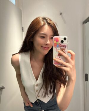 Song Joo-hee Instagram - 11주년 감사합니다.💛 분명 엊그제 10주년이었는데 시간이 나만 빨라요? 사진첩을 뒤적뒤적 요즘 근황을 탈탈 털어봤어요! 거의 뭐 자연인이네요😆 우리 건강한 하루 보내요-!