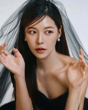 Song Joo-hee Instagram - 안녕하세요, 앨리스, 송주희입니다. 
다들 평온한 추석 명절 보내셨나요? 잘 지내고 계실지 궁금하네요. 항상 제 편이 되어주시고 함께해 주신 여러분께 전하고 싶은 소식이 있어 이렇게 글을 씁니다. 개인적인 이야기를 쓰려니 많이 긴장되네요. 진심을 담아 소식을 전하고 싶어 고민의 시간이 길었어요. 먼저 소식을 접한 분들도 계셔서 감사하게도 벌써부터 예쁜 인사를 많이 받았습니다.💛
 
늘 걱정 많고 겁 많던 제가 요즘 큰 안정감을 느끼며 행복한 시간들을 보내고 있습니다. 이는 저의 시간들을 함께 채워주는 사람이 있어 가능한 것 같습니다. 그래서 저는 그 분과 결혼을 약속했고, 이달 가족 결혼식을 올립니다.👰🏻‍♀️🤵🏻 제가 존경하는 그 사람은 곁에서 언제나 좋은 영향을 주는 섬세하고 따뜻한 사람으로 지금 저에게는 너무나 감사하고 소중한 사람입니다. 

모든 순간, 매 선택에 응원을 보내주셨던 분들인 것을 알기에 설레는 마음으로 용기 내어 여러분께 소식을 전합니다. 몇 달 남지 않은 올해, 여러분께 행복한 일만 가득하기를 기도하겠습니다. 그리고 저의 새로운 시작에 많은 응원과 축복 부탁드립니다. 감사합니다!✨ - 앨리스, 송주희 올림