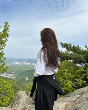 Song Joo-hee Instagram - 11주년 감사합니다.💛 분명 엊그제 10주년이었는데 시간이 나만 빨라요? 사진첩을 뒤적뒤적 요즘 근황을 탈탈 털어봤어요! 거의 뭐 자연인이네요😆 우리 건강한 하루 보내요-!