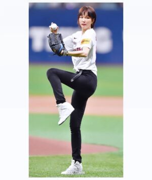 Song Kyung-a Instagram - 오늘 저녁,
키움 히어로즈와 KIA 타이거즈 경기의
시구자로 고척 경기장엘 다녀왔어요.

난생 처음 해 보는 시구라 시간 날 때 마다
짬짬이 연습을 해 보기도 하고, 시구 영상들도 
나름 많이 찾아봤는데 너무 떨려서 막상 어떻게
했는지...Wow. . 기억도 안나네요(지금도 후덜덜💦)
그래도 멋진 선수분들과 KBO 야구팬들의 에너지가
느껴지는 정말이지 기분 좋은 경험이었습니다👍❤️
(목소리 상태가 안좋아서 인터뷰때 조금 
아쉬웠지만요🙏💕)
. . .
#키움히어로즈
#언제나응원할께요
#오늘너무수고하셨습니다👏👏👏