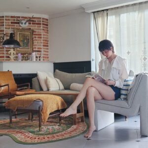 Song Kyung-a Instagram - 주말아침.
일어나자마자 청소하고 바빠서 못하고 있던 일도 
좀 하고.. 몇 달간의 특별관리로 되살아난 휘커스에 
물도 듬뿍주고.
. . .
#항상
#주말이제일바쁨🌿
#happyweekend