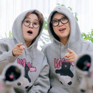 Song Eun-yi Instagram - 블핑이와 만났어요!! 

판매일정도 나왔습니다!!

vivo × monamhee

📍 판매 일정 📍
 - 2023.11.24.(금) 오전 10시 오픈
 * 온/오프라인 각기 한정 수량 소진 시 판매 종료
 ** 키링은 1인당 1개만 구매 가능
📍 콜라보 제품 📍
 - 비보 후드를 입은 모남희 블핑이 키링 ⬛ (1종)
 - 블핑이를 품은 세뚜바리 후드티💕 (1종, M/L/XL size)
📍 판매처 📍
 - 온라인 | 비보장지대(vivozangzidae.com)
 - 오프라인 | 상암동 비보사옥 1층 카페 어로드(@alod.coffee)

(저는 M사이즈 입었어요)