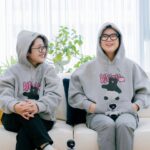 Song Eun-yi Instagram – 블핑이와 만났어요!! 

판매일정도 나왔습니다!!

vivo × monamhee

📍 판매 일정 📍
 – 2023.11.24.(금) 오전 10시 오픈
 * 온/오프라인 각기 한정 수량 소진 시 판매 종료
 ** 키링은 1인당 1개만 구매 가능
📍 콜라보 제품 📍
 – 비보 후드를 입은 모남희 블핑이 키링 ⬛ (1종)
 – 블핑이를 품은 세뚜바리 후드티💕 (1종, M/L/XL size)
📍 판매처 📍
 – 온라인 | 비보장지대(vivozangzidae.com)
 – 오프라인 | 상암동 비보사옥 1층 카페 어로드(@alod.coffee)

(저는 M사이즈 입었어요)