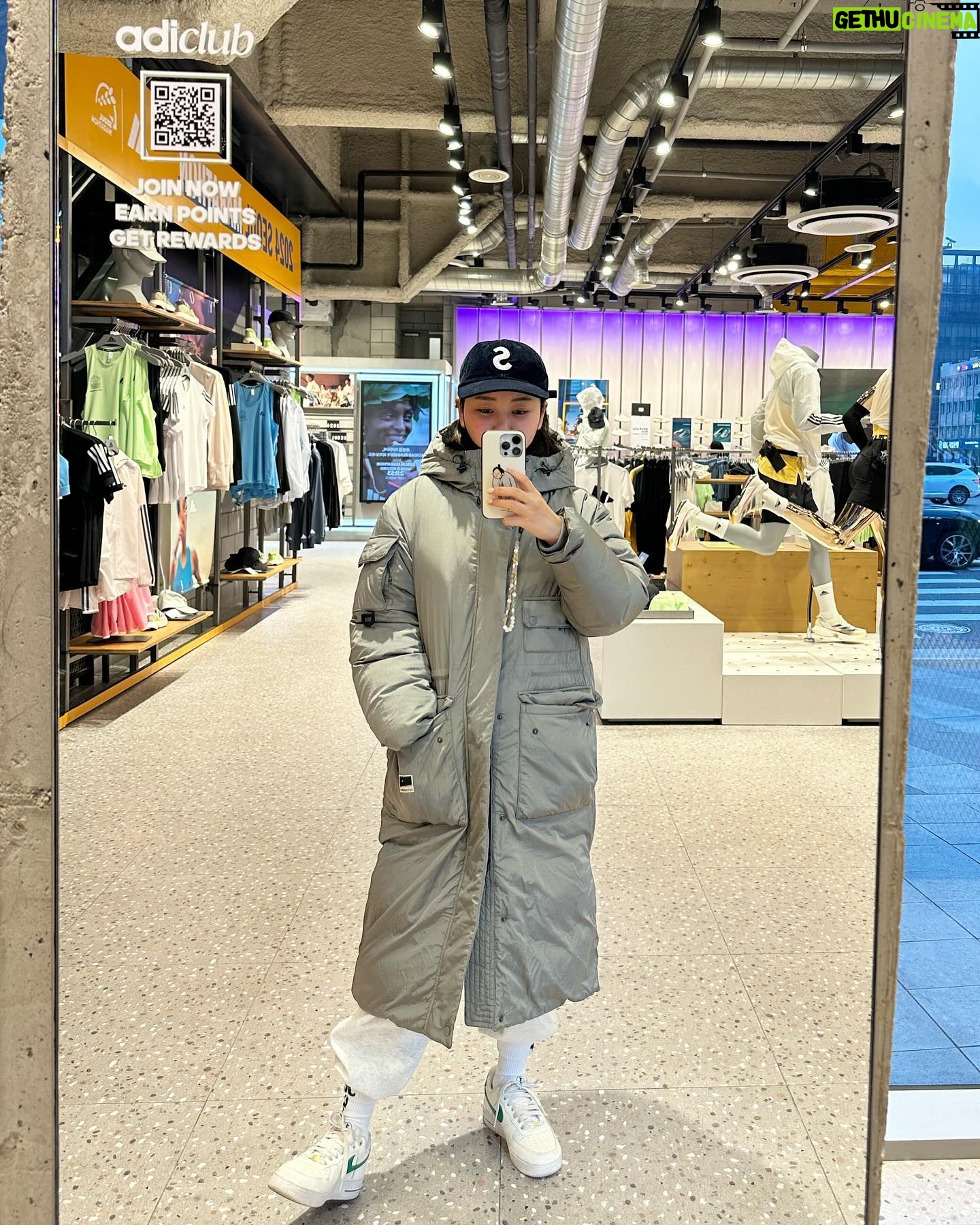 Song Ga-in Instagram - 난 아직 추운데 ..... 🥶🤧🤒 나만 춥니 ..... 🤪 나만 패딩이니? ......😗