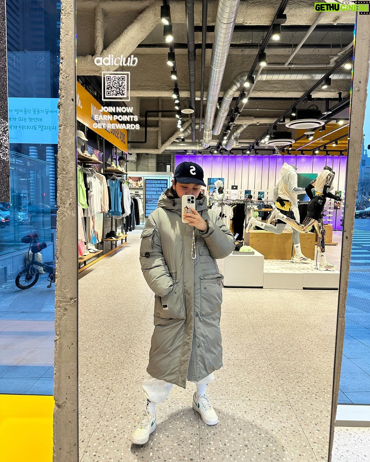 Song Ga-in Instagram - 난 아직 추운데 ..... 🥶🤧🤒 나만 춥니 ..... 🤪 나만 패딩이니? ......😗